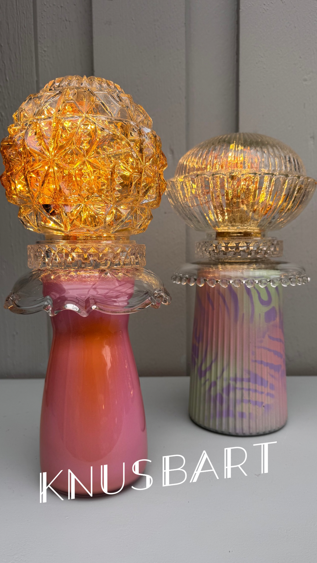 Vintage Diamantlampe med pastell mintgrønn, rosa, lilla fot og mønstret klar kuppel
