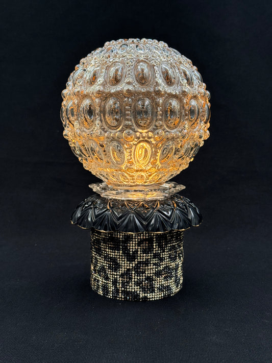 Batterilampe med leomønster og rund kuppel