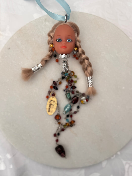 Vintage Barbie julekule «Blondine med 2 fletter og fargerike stener til pynt»