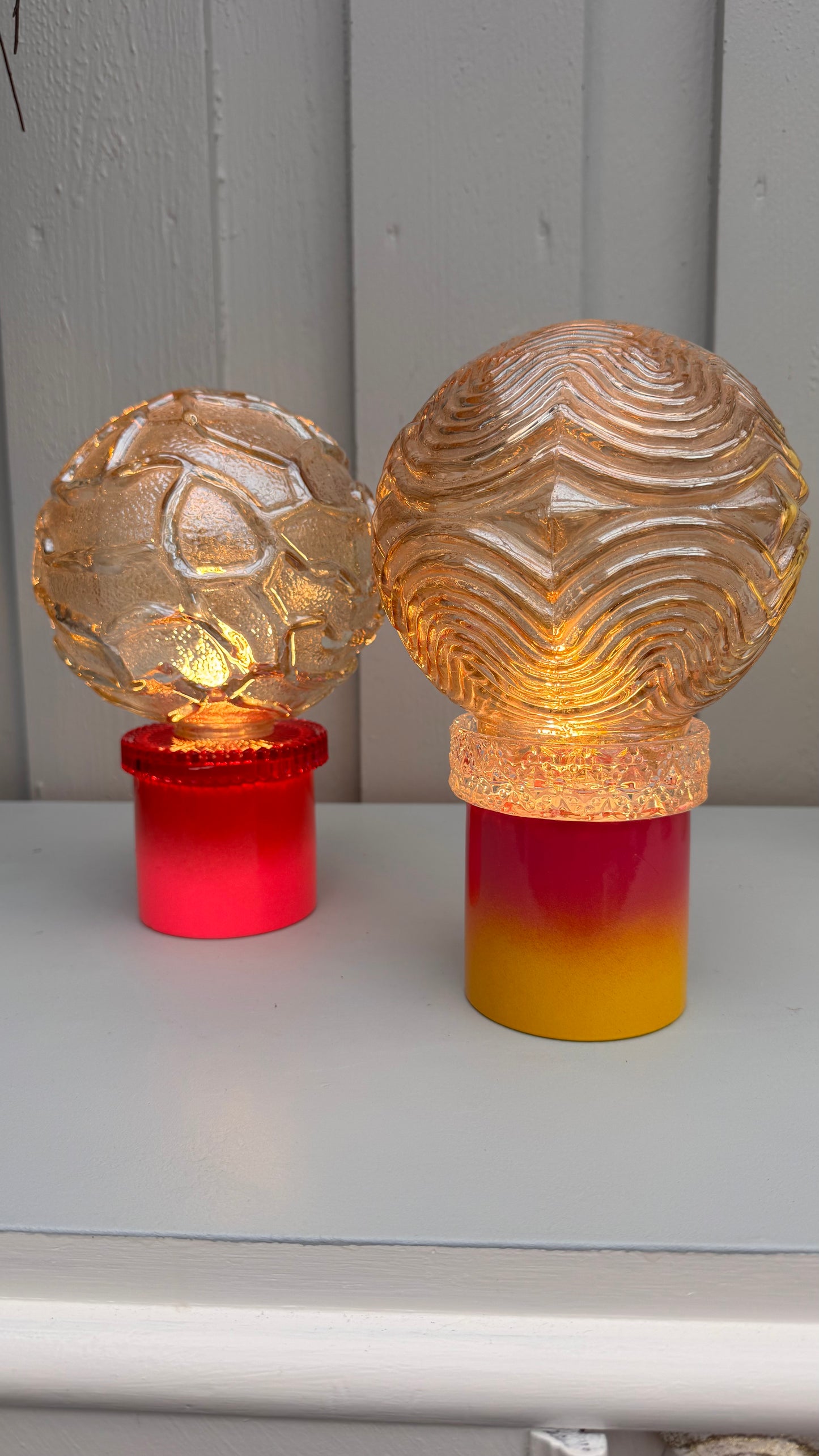 Batterilampe med knall gul og rosa med vintage champagnekuppel