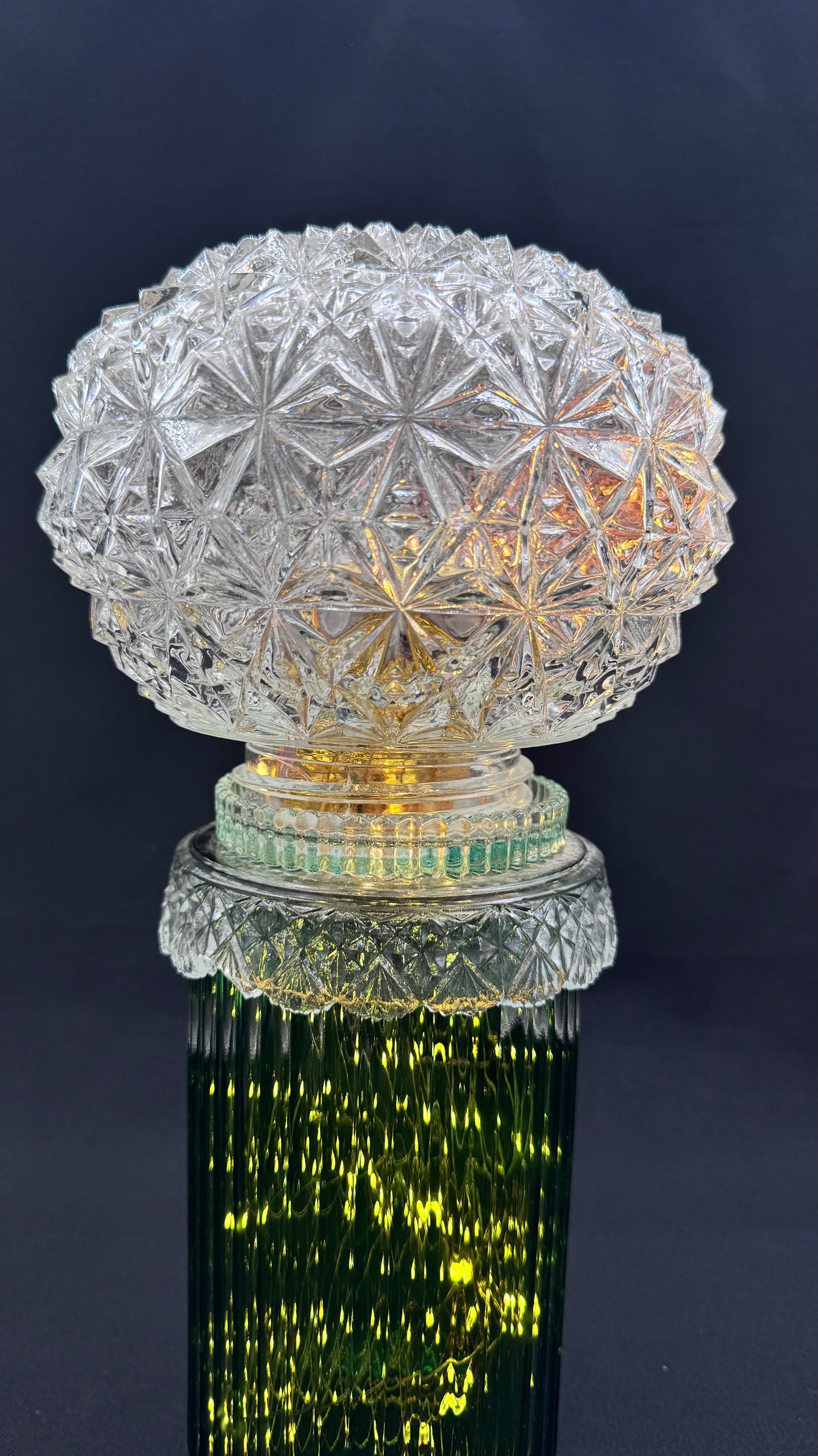 Vintage Diamantlampe grønn fot og klar/mønstret kuppel