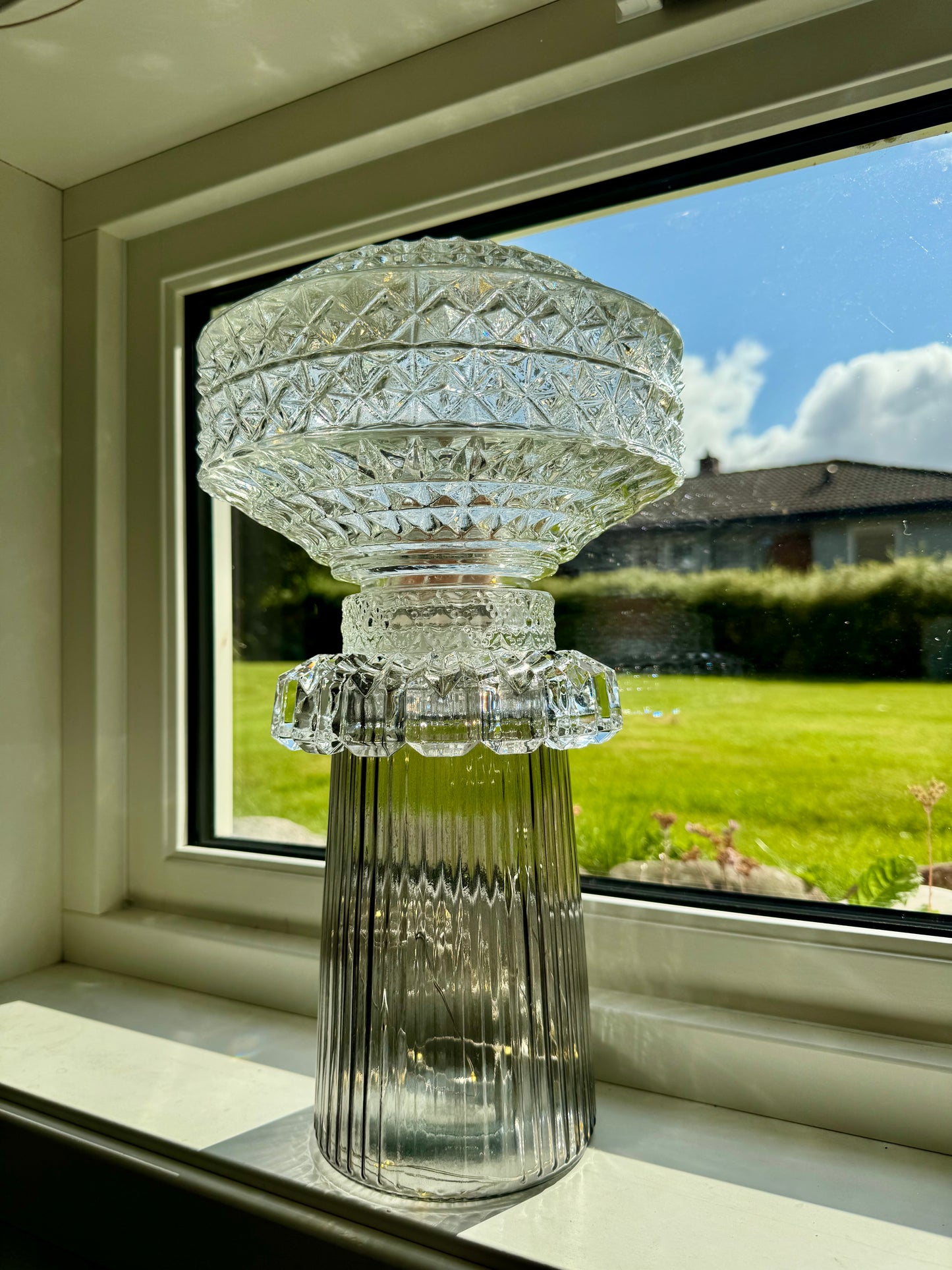 Diamantlampe med smoke grå fot og klart mønstret glass