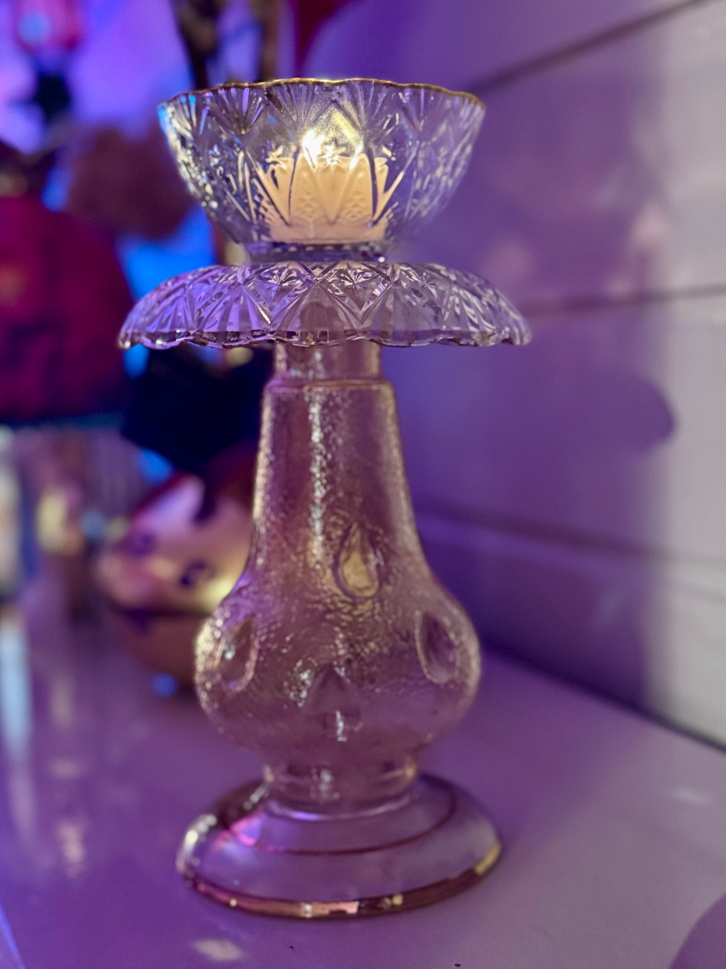 Vintage lysestake av champagne kuppel og mønstret glass