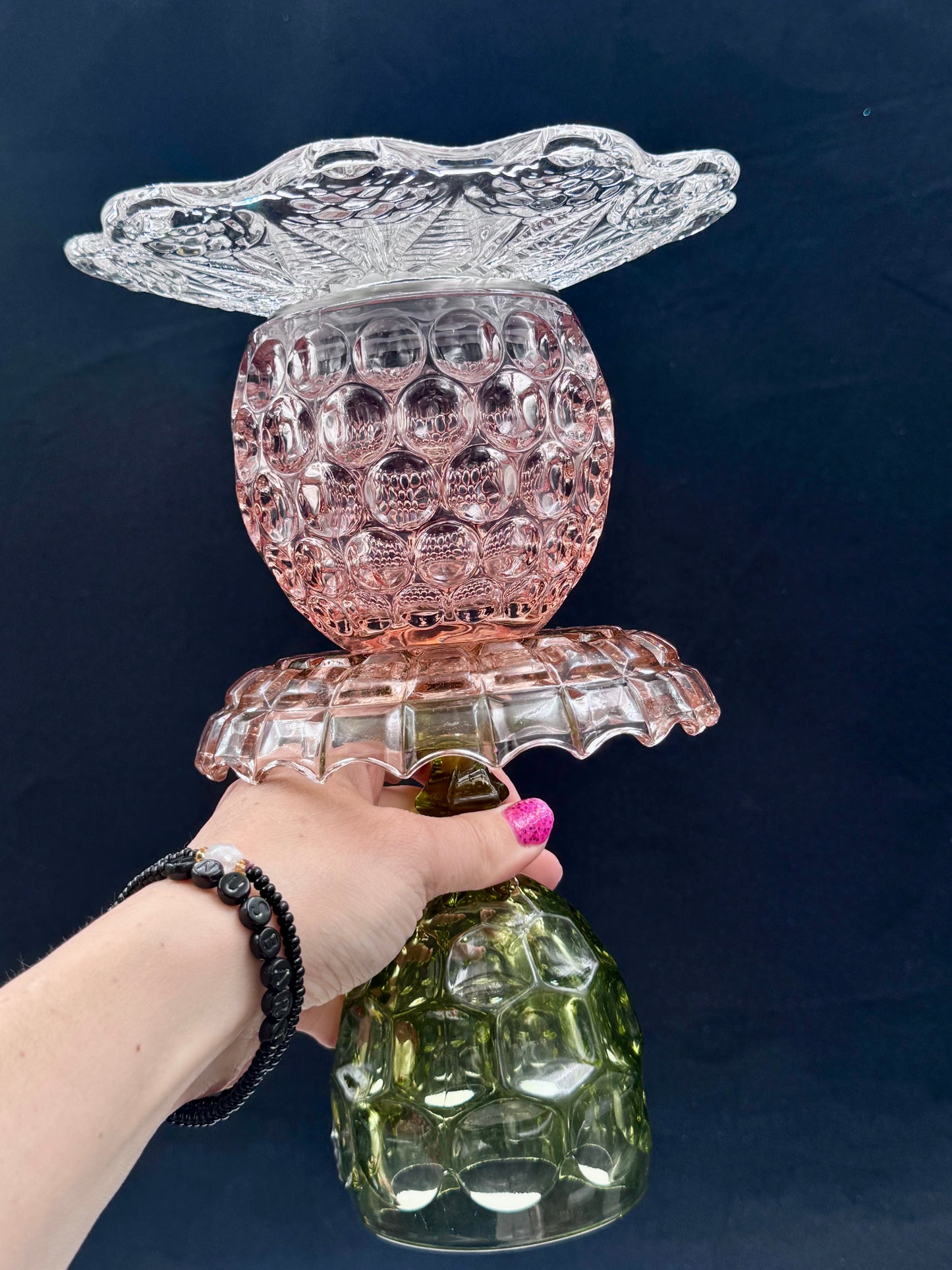 Stor vintage solcellelampe grønn fot med rosa krave og rosa kule.