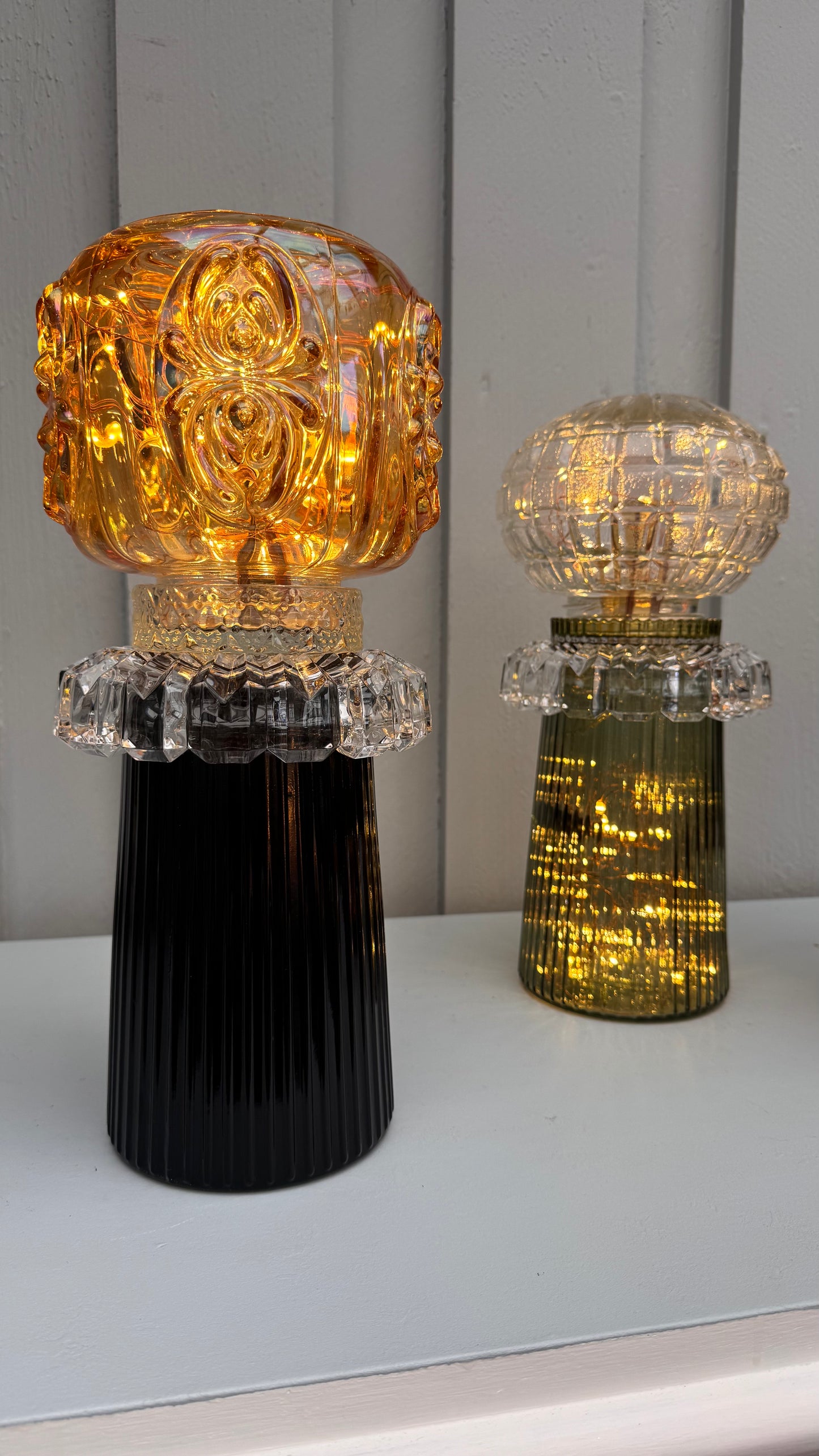 Vintage Diamantlampe med svart fot og amber kuppel