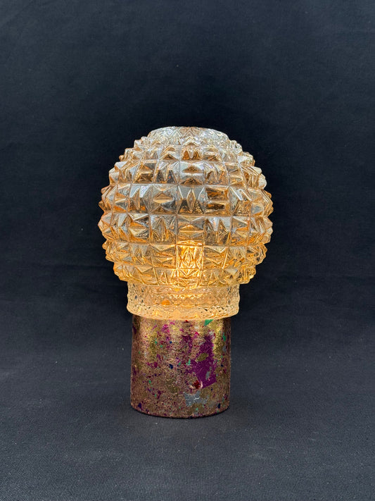 Vintage batterilampe med multicolor fot og rund kuppel