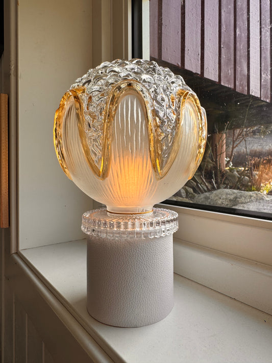 Vintage Batterilampe med vintage kuppel og hvit fot