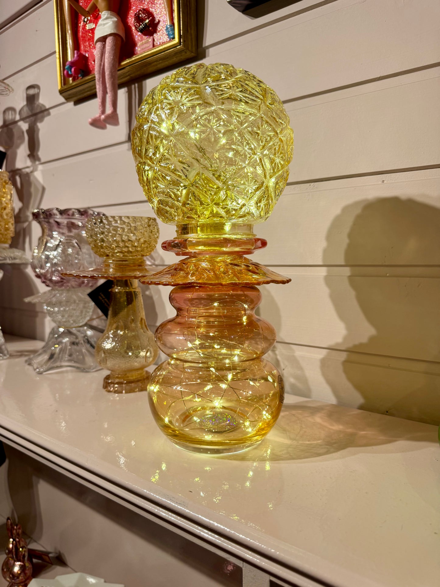 Vintage Diamantlampe med rosa og hint av oransje fot og amber kuppel