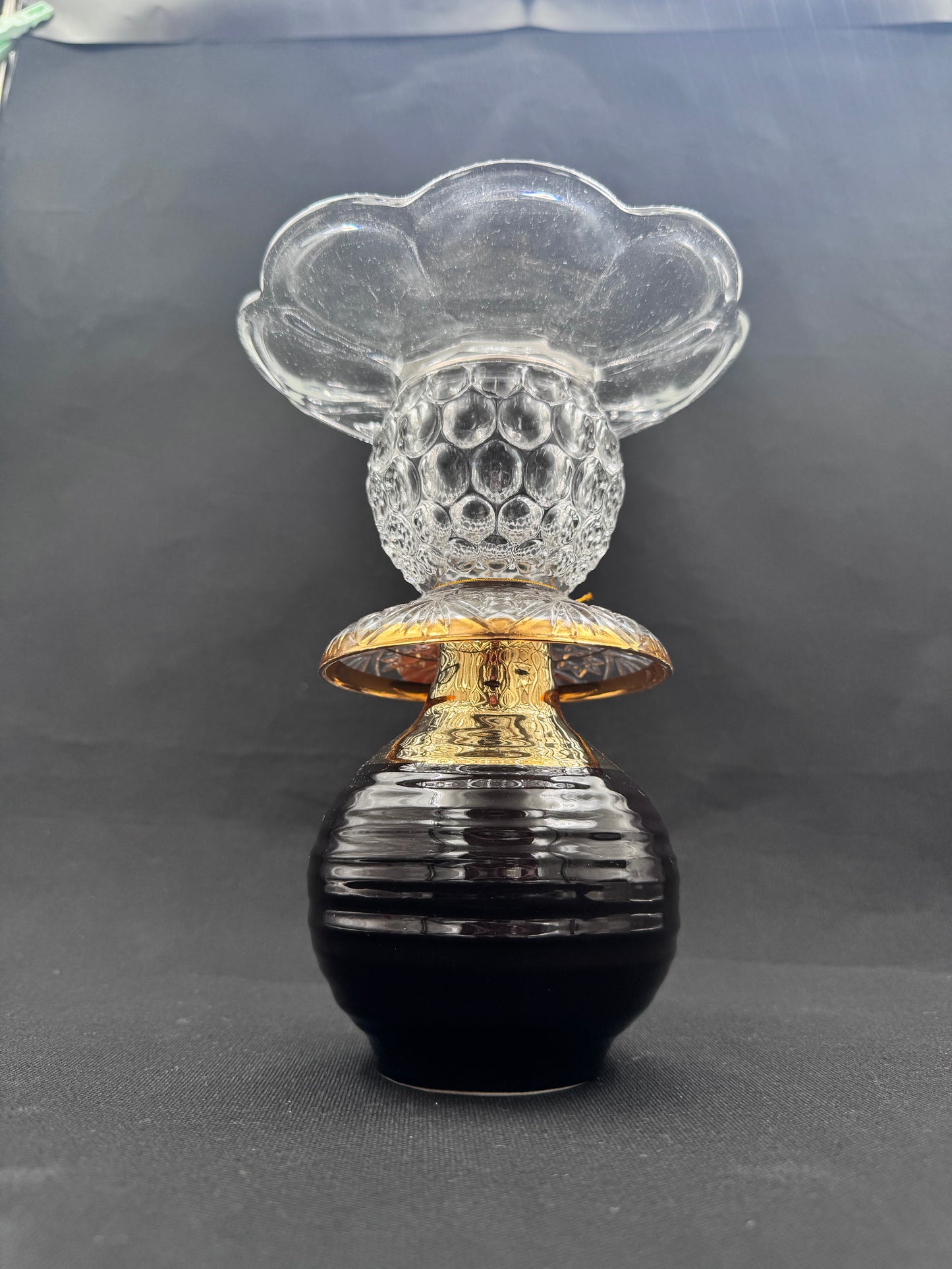 Mini Solcellelampe svart fot og gullkrave, blomsterfat på toppen.