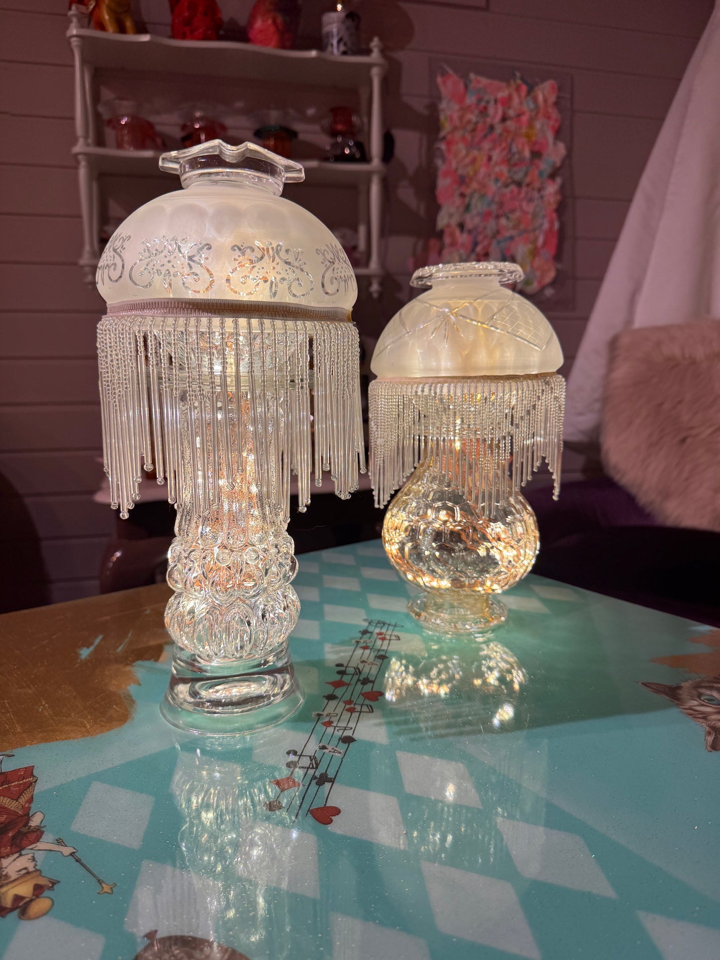 Vintage lyslenkelampe hvit fot og kuppel glassfrynser