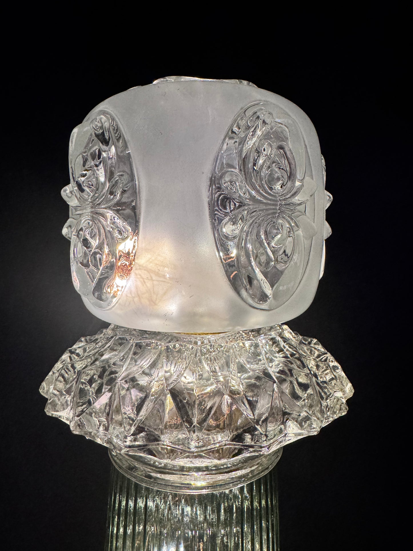 Diamantlampe med grønn fot og vintage kuppel i frostet glass