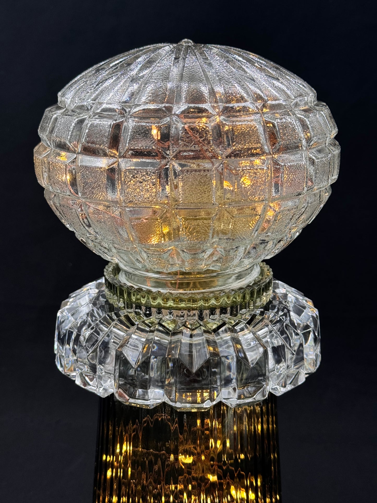 Vintage Diamantlampe lysegrønn fot og firkantet mønstret kuppel