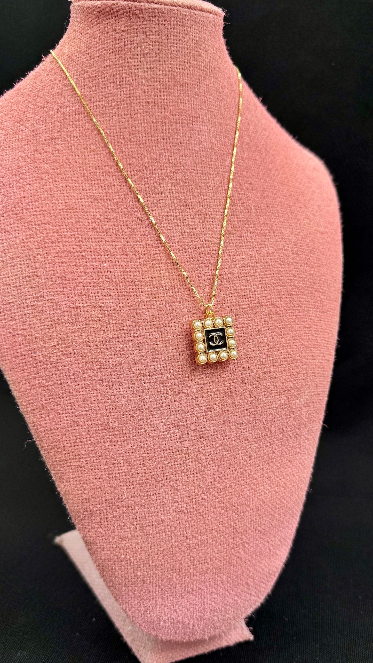 Vintage Chanel smykke svart/gull og perler i firkantet form