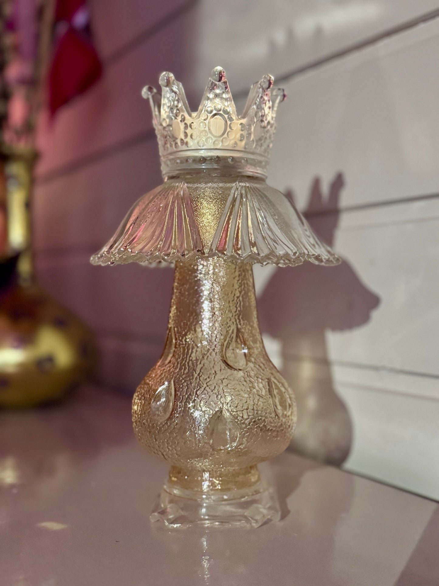 Vintage lysestake av champagne kuppel med glasskrone på toppen