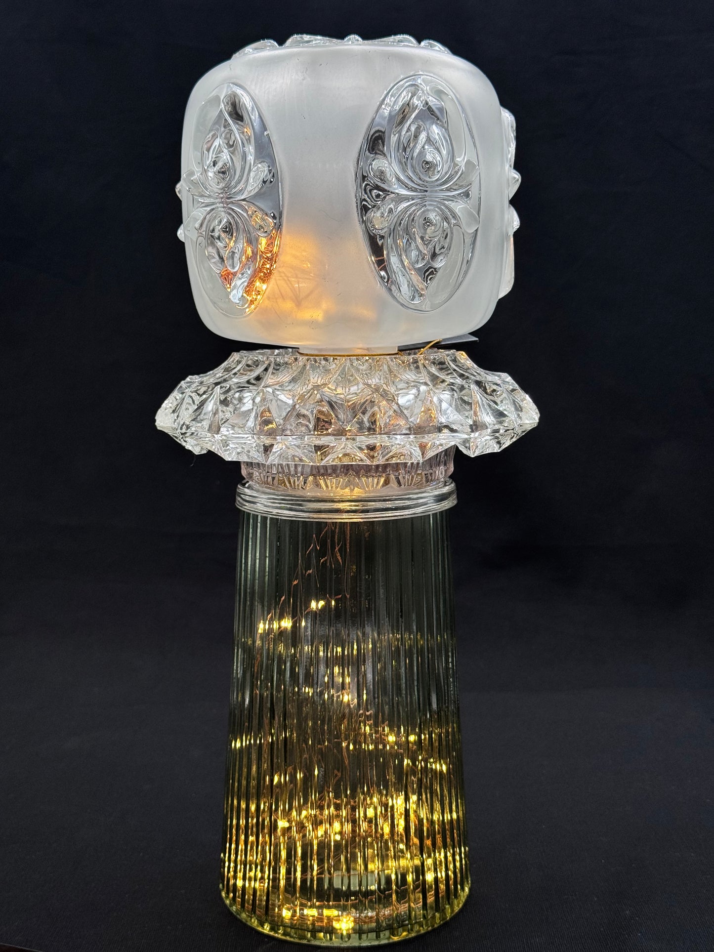 Diamantlampe med grønn fot og vintage kuppel i frostet glass