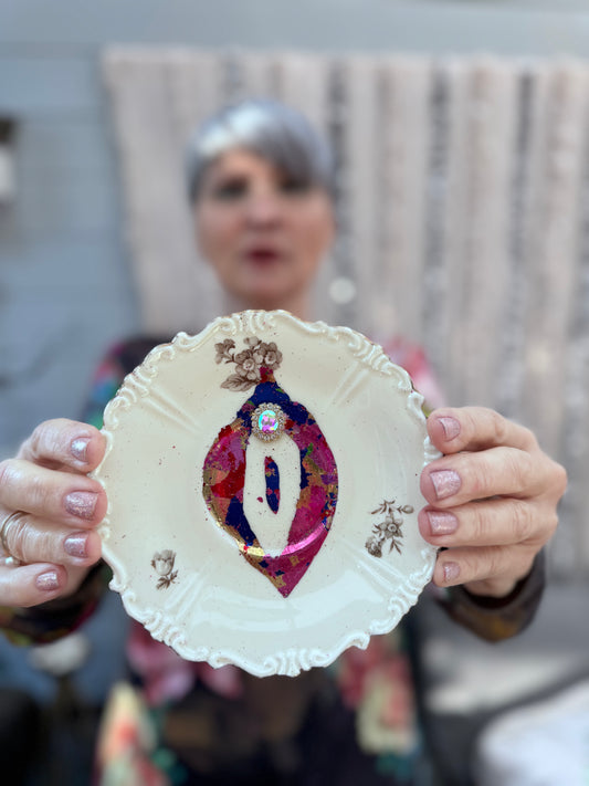 Vulvakunst kremhvit med grå blomster og med fargefest-Vulva diamant