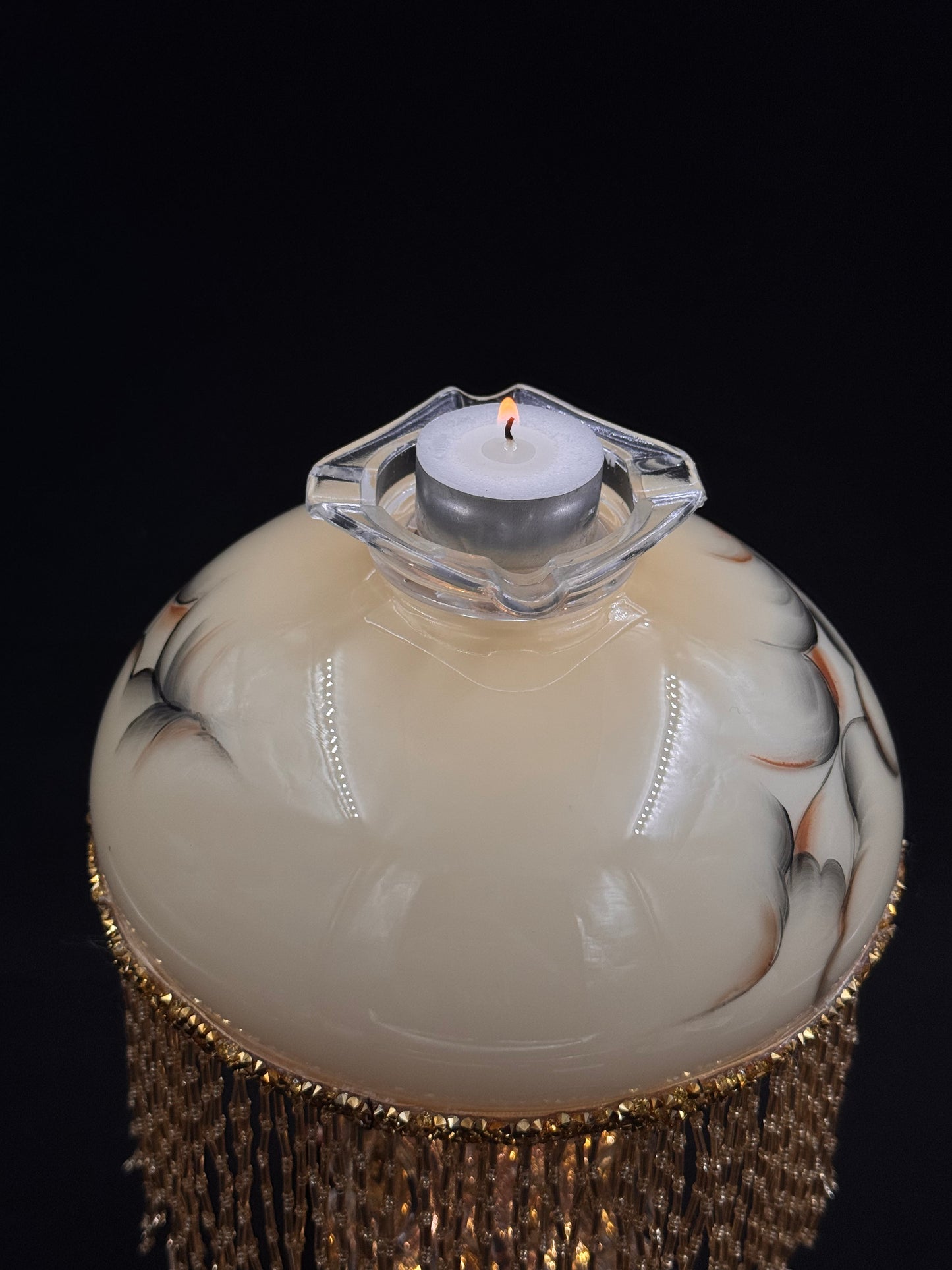 Vintage lyslenkelampe med champagnefot og kremfarget kuppel med frynser