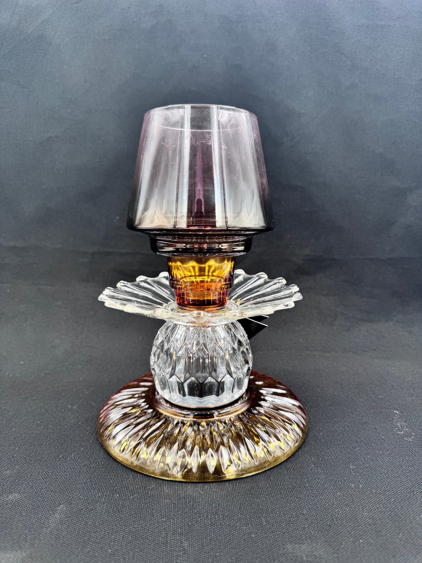Mini Solcellelampe med kobberfarget fot og glassfat i oker