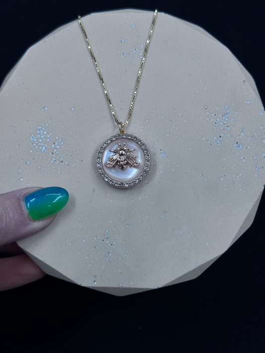 Vintage Gucci smykke stort kremhvitt med insekt i gull