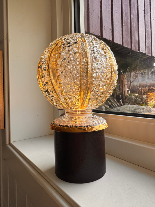 Vintage Batterilampe med rund champagnekuppel og brun fot