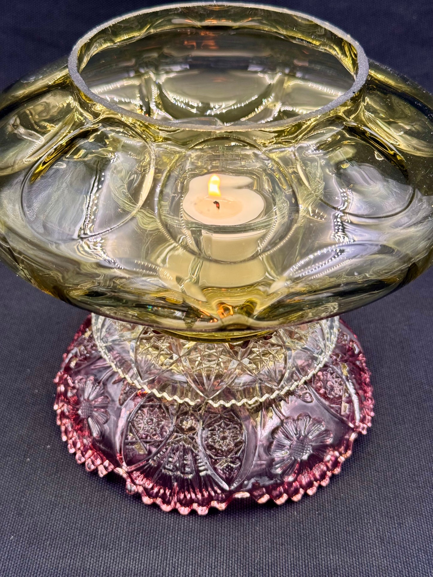 Vintage lyslykt med grønn kuppel og lilla fot