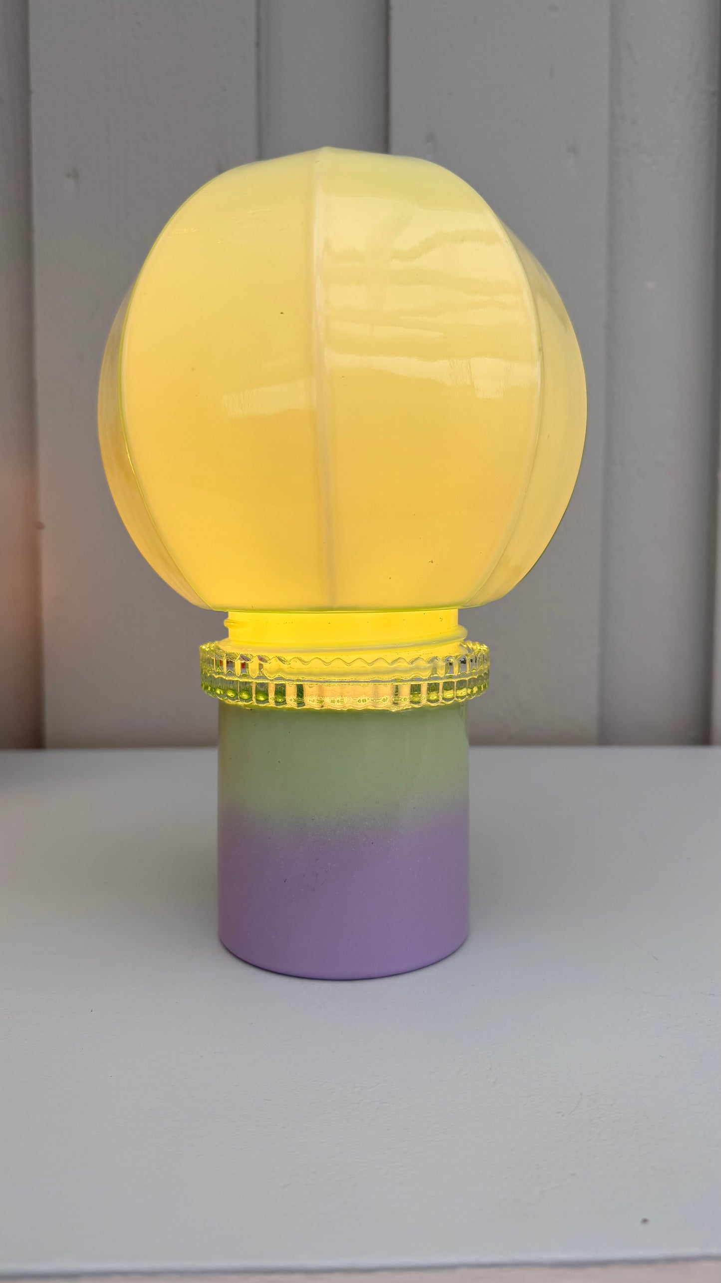 Vintage pastell batterilampe i grønn og lilla med mintgrønn kuppel