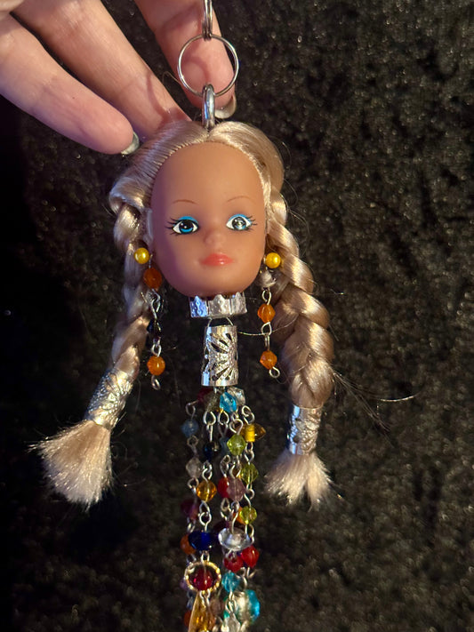 Vintage Barbie veskepynt «Blondine med 2 fletter og fargerike stener til pynt»