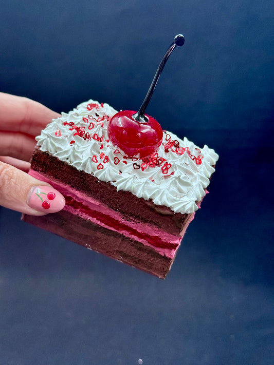 Firkantet kakestykke i velvet med krem og cherry