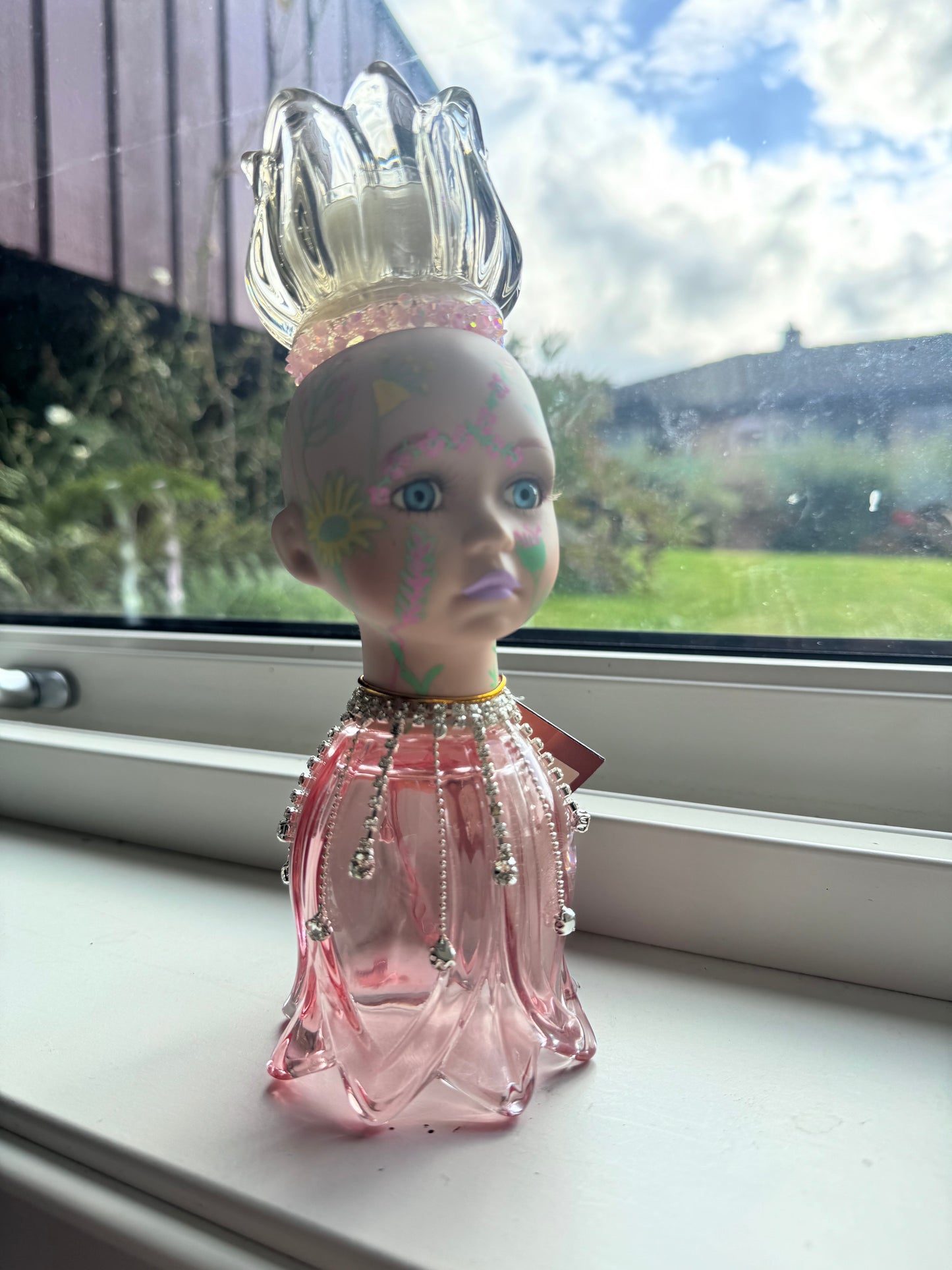Vintage dukke med rosa kropp, diamanter og blomster i ansikt