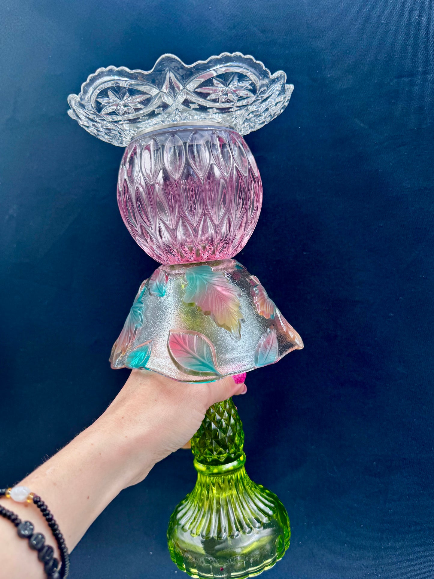 Stor vintage solcellelampe grønn fot med krave og rosa kule.