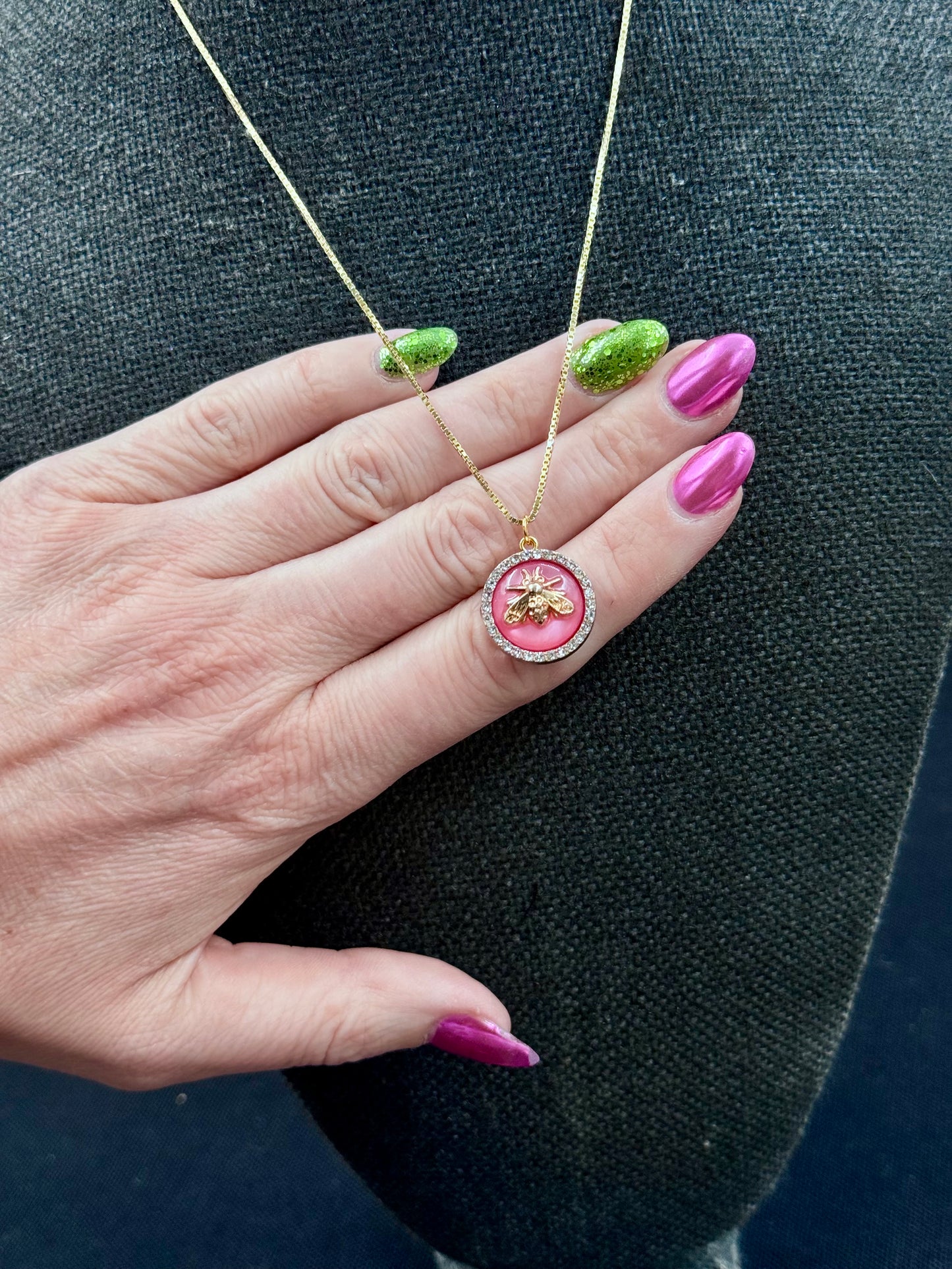 Vintage Gucci smykke lite rosa med bie i gull