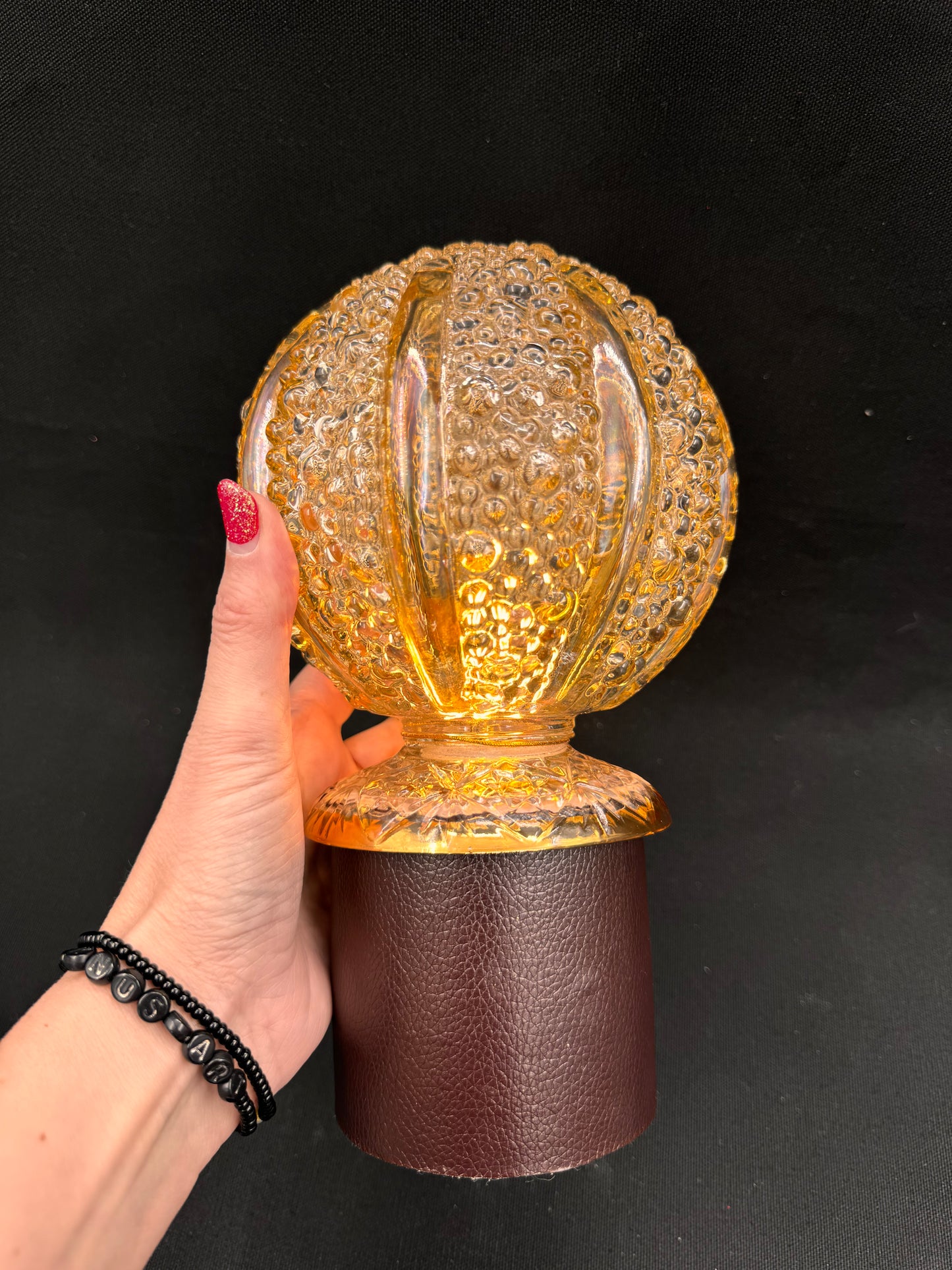 Vintage Batterilampe med rund champagnekuppel og brun fot