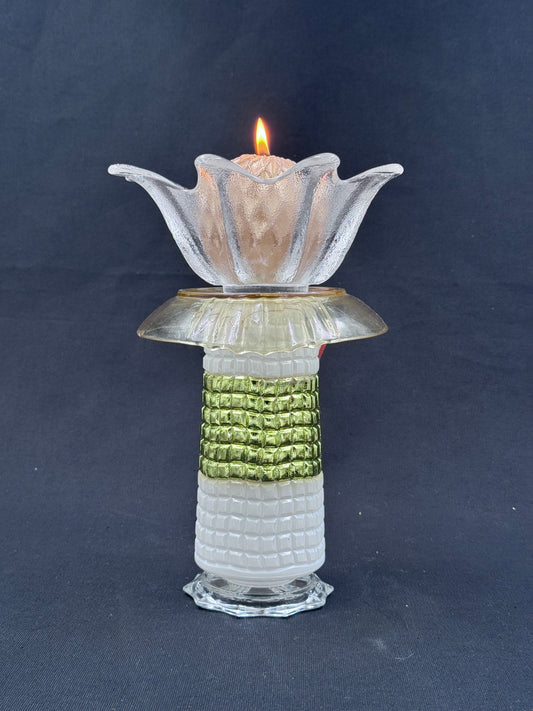 Vintage lysestake i hvitt og lys gul