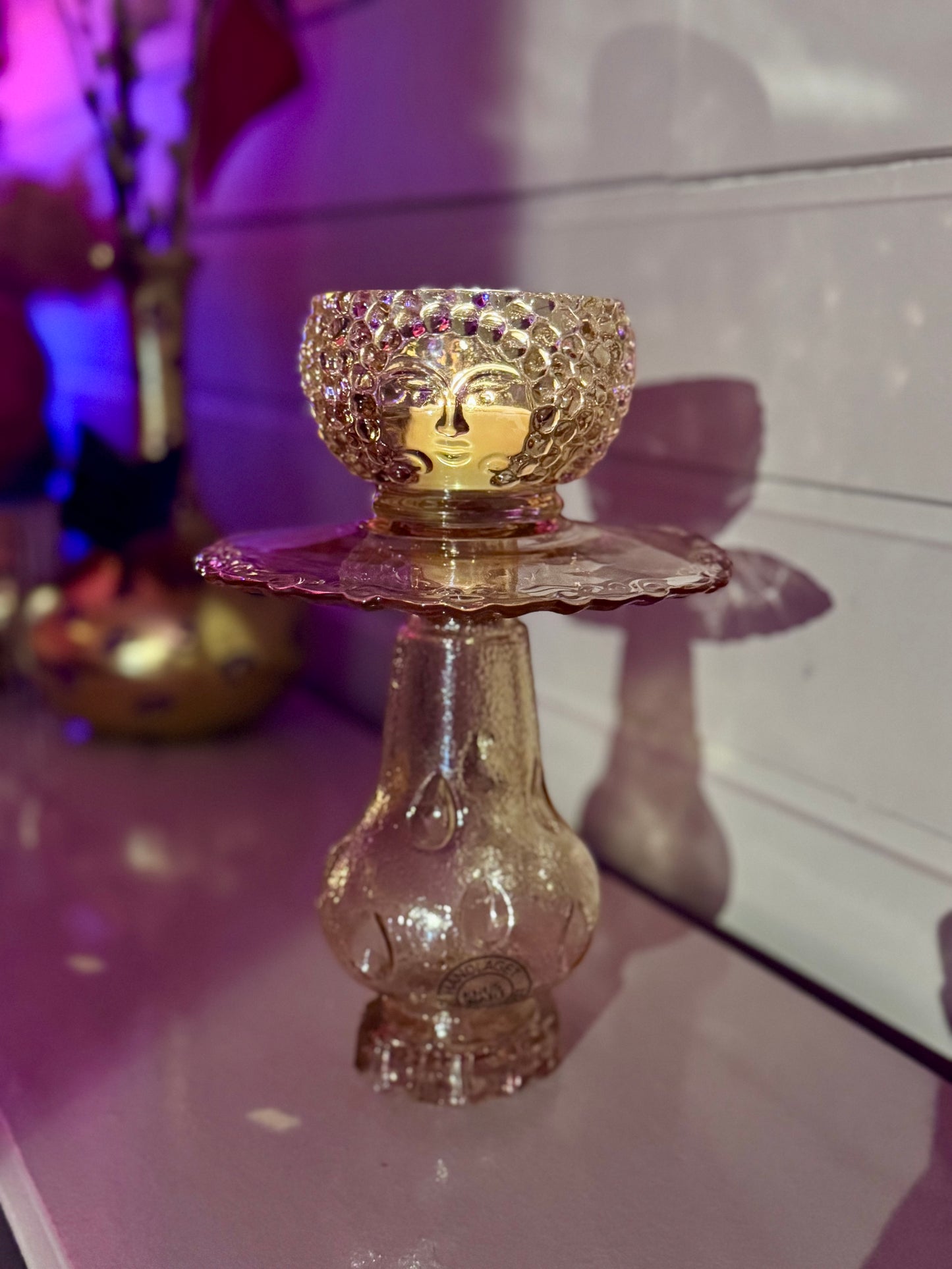 Vintage lysestake av champagne kuppel og rosa detaljer