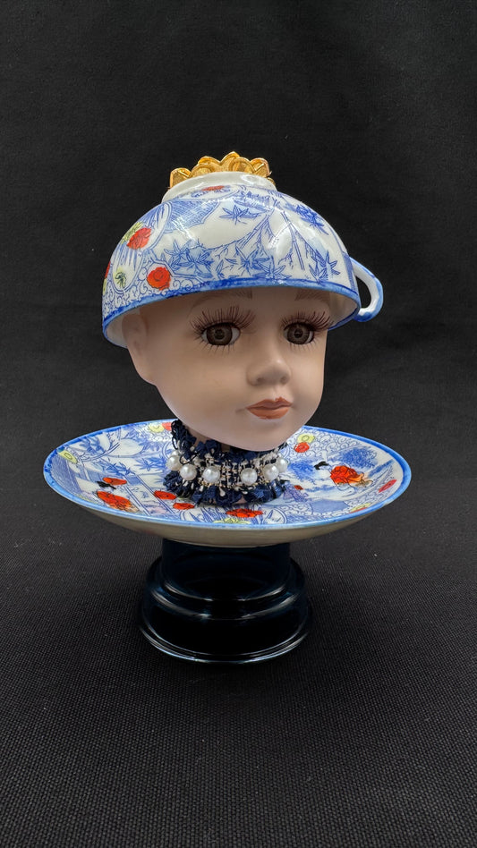 Vintage dukke på blått kinesisk service