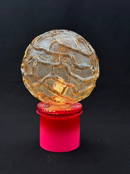 Batterilampe med knall rød og rosa med vintage champagnekuppel