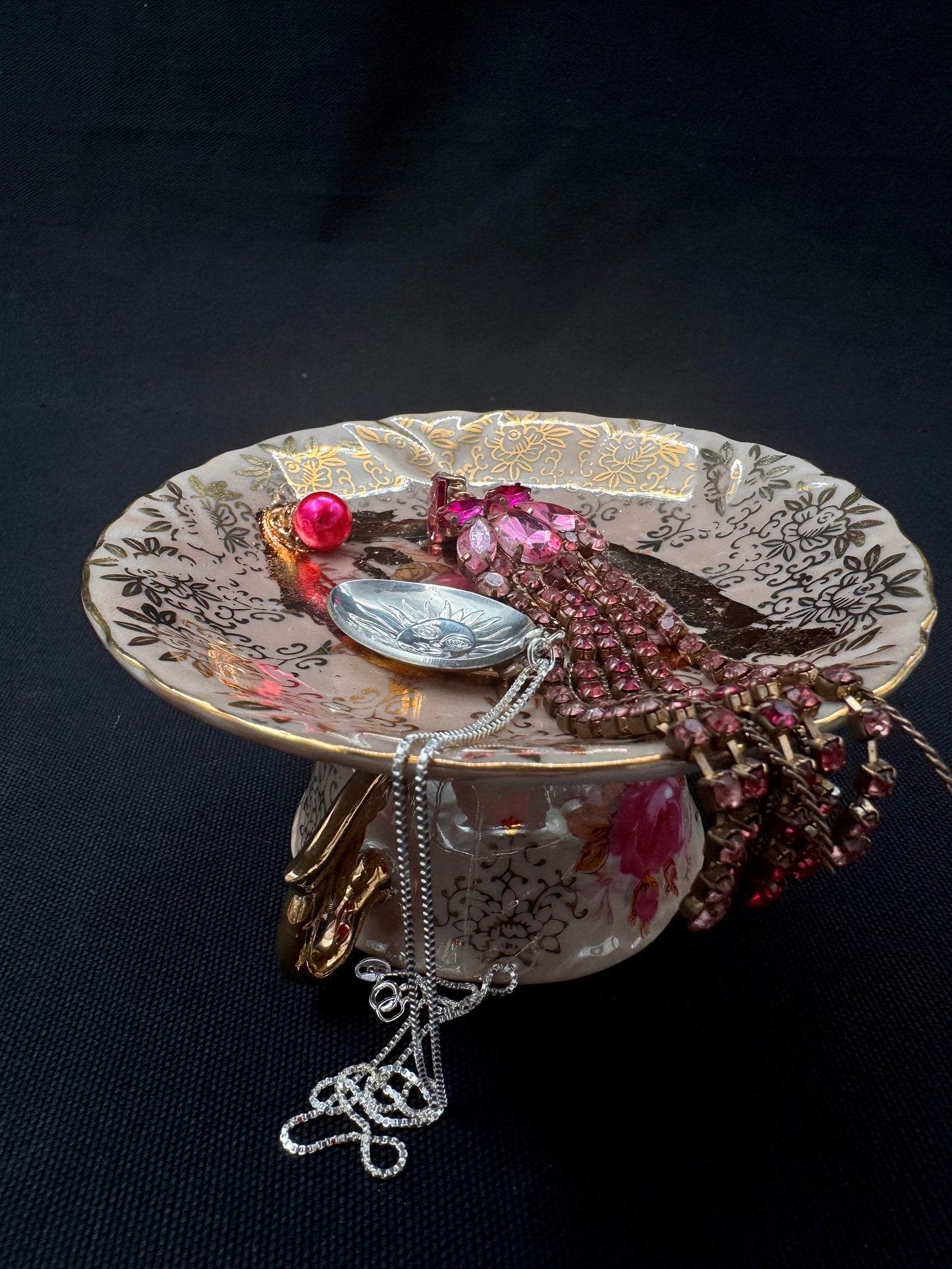 Vulvakunst med fot - rosemaling og brunlig fat og cerise rosa perle