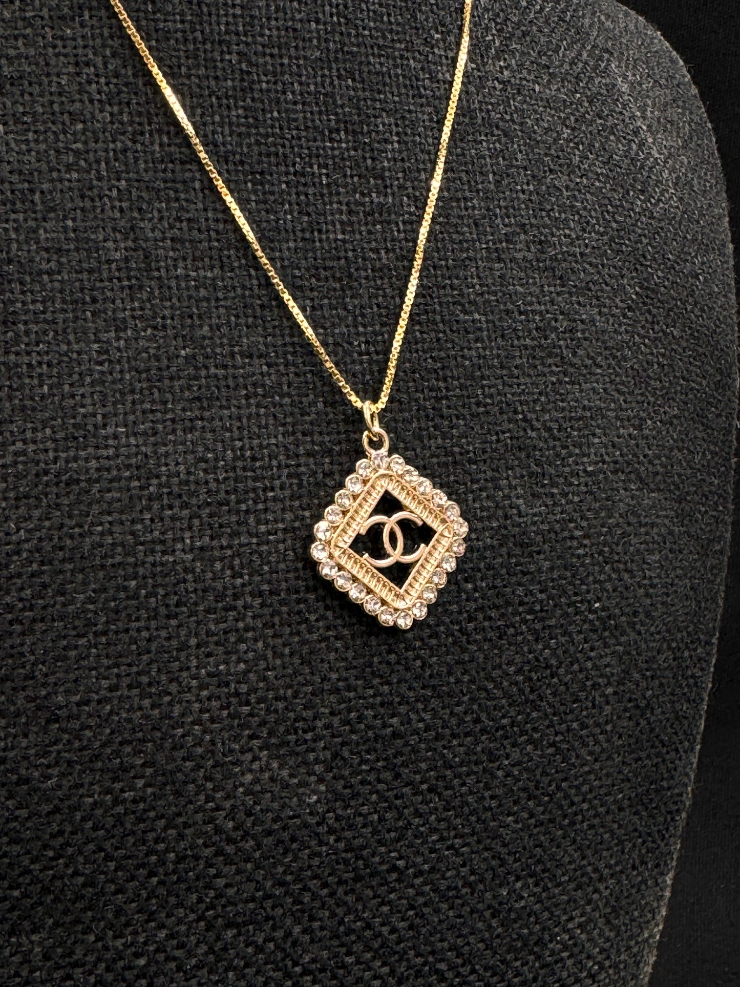 Vintage Chanel smykke gull og diamanter i firkantet form