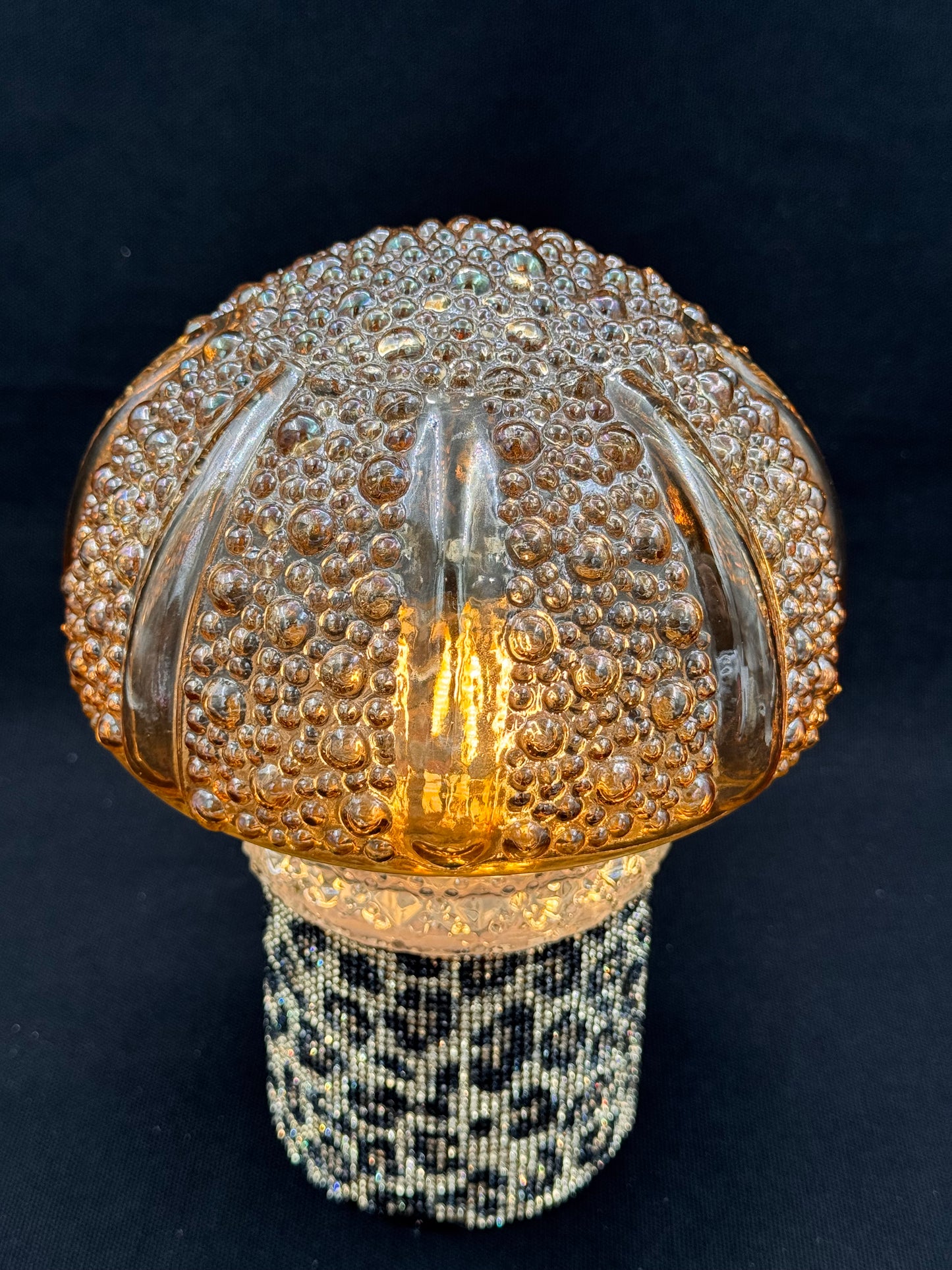 Batterilampe med leomønster og halvrund kuppel