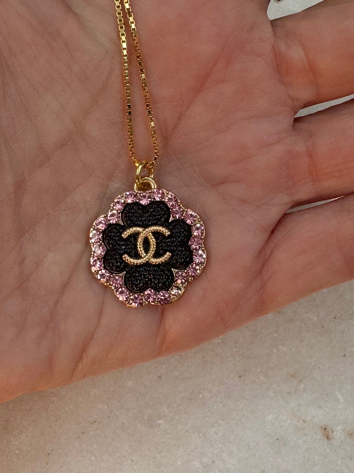 Vintage Chanel smykke svart og rosa diamanter