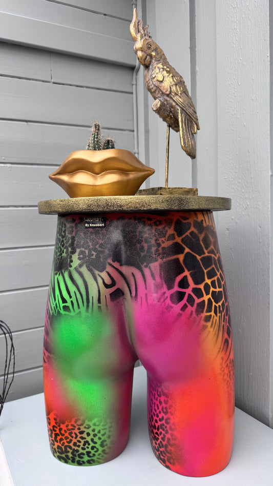 Rumpebord i sterke farger med dyreprint og gullplate