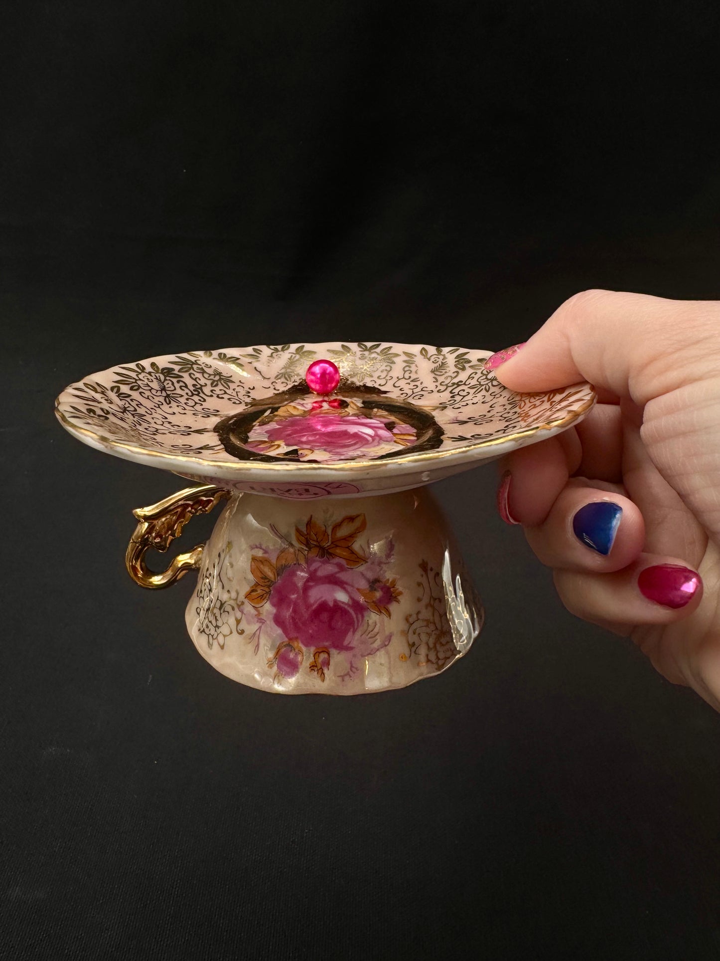 Vulvakunst med fot - rosemaling og brunlig fat og cerise rosa perle