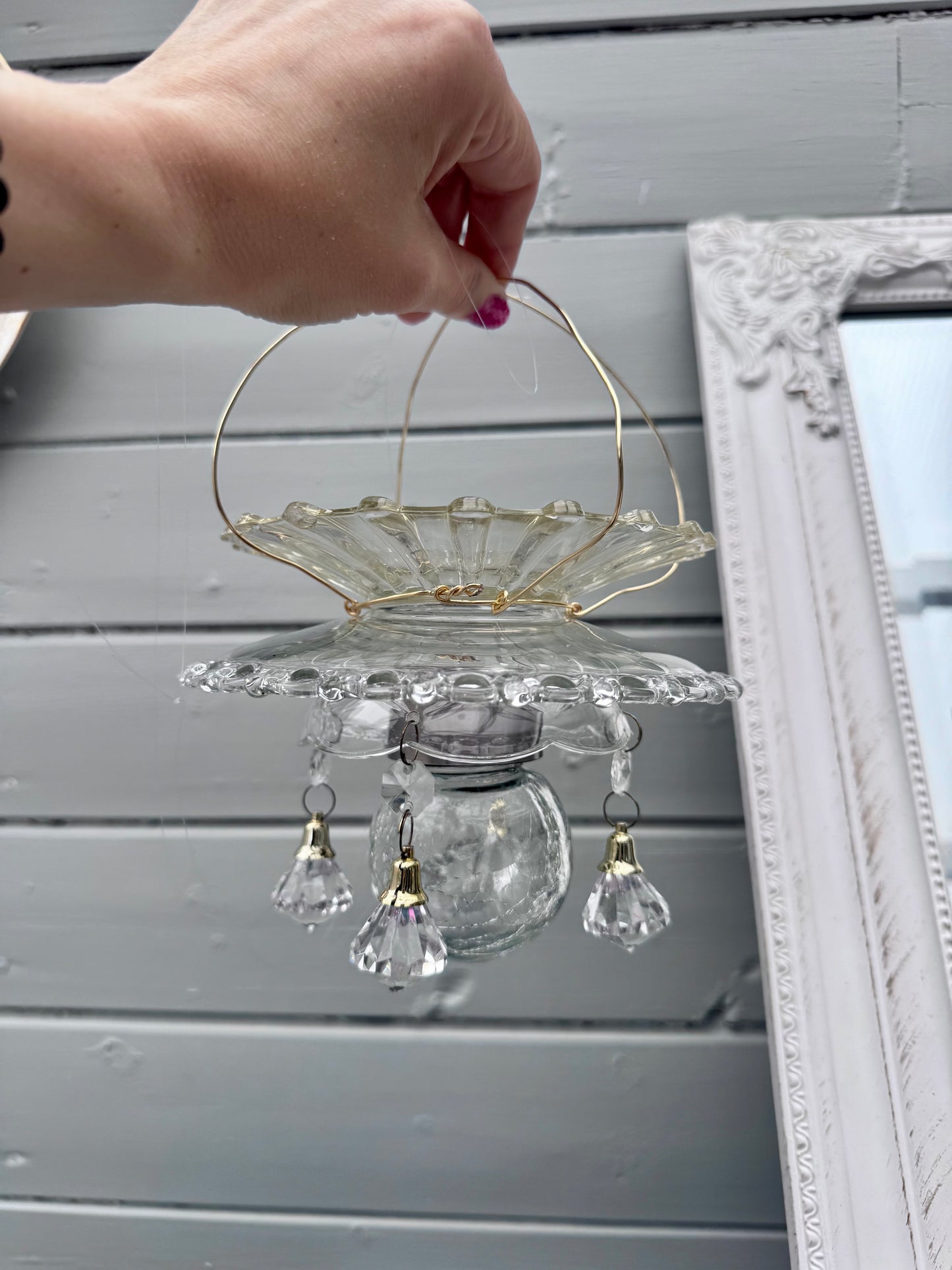 Vintage Solcellelampe hengelykt - klart glass og prismer med gulldetaljer
