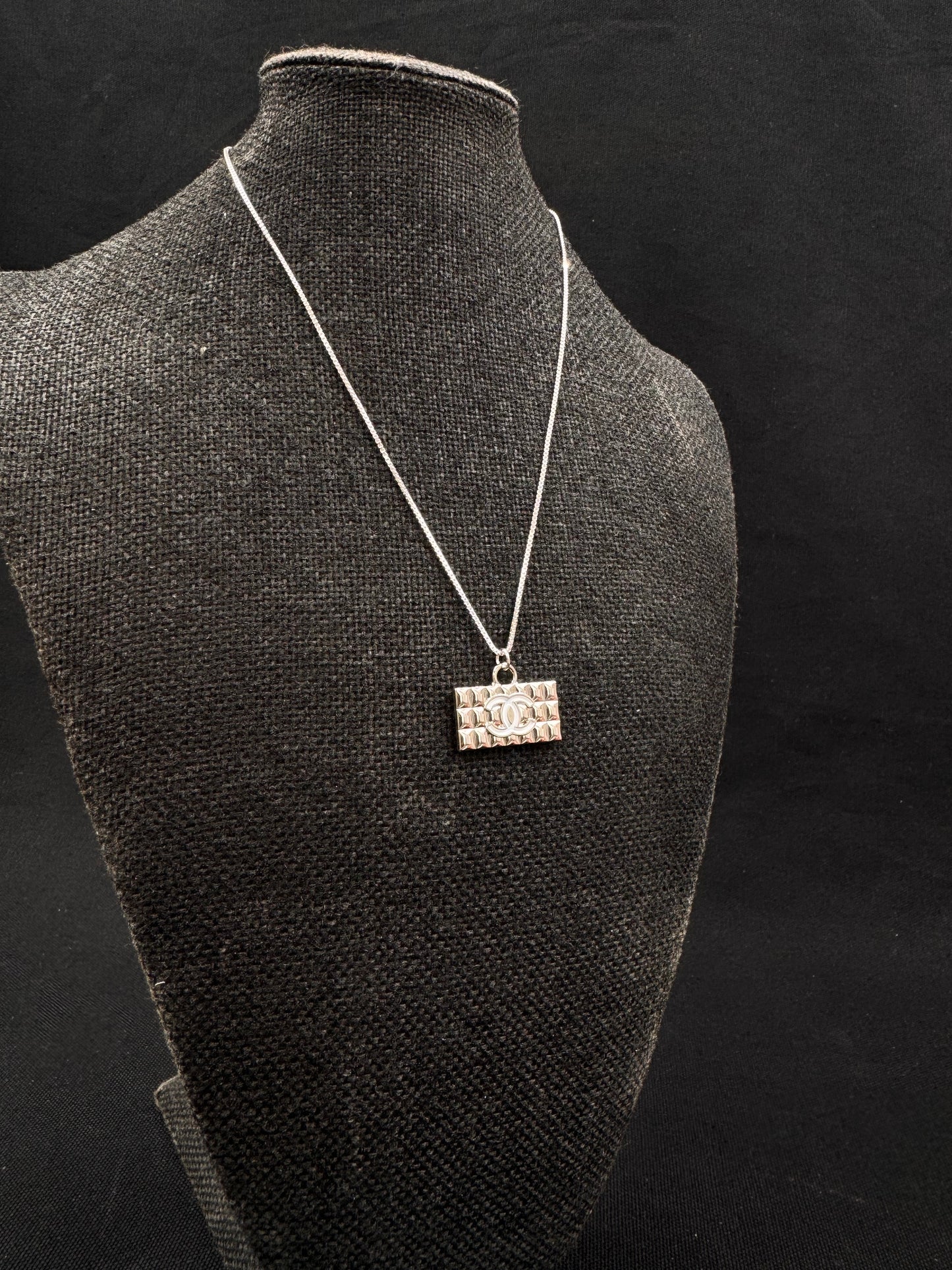 Vintage Chanel smykke i sølv formet som en veske