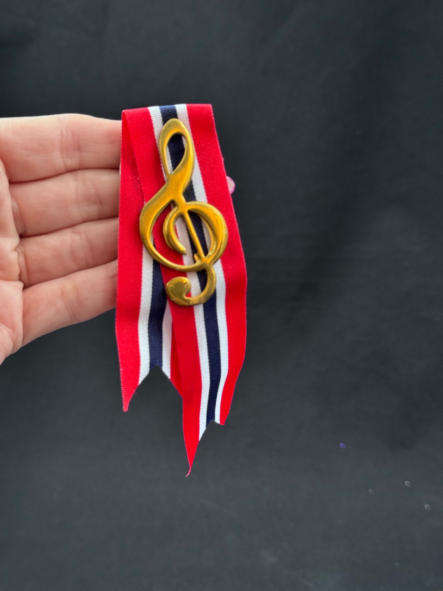 Vintage 17 Mai sløyfe- Gullfarget G-nøkkel