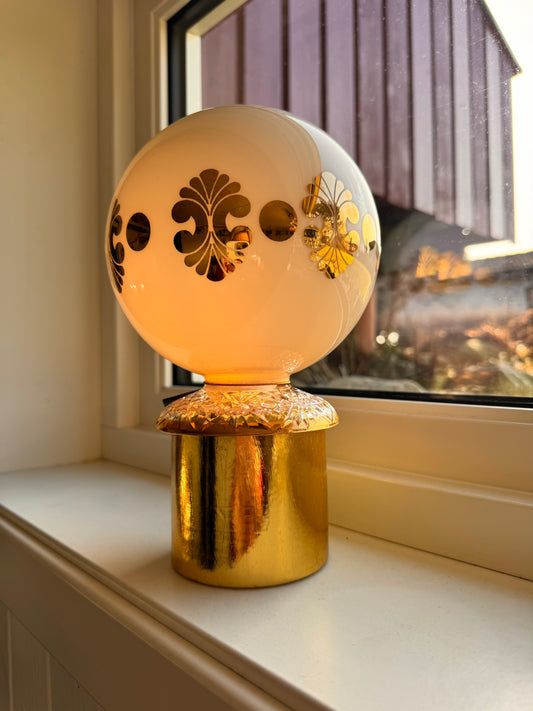 Vintage Batterilampe med gull fot og hvit kuppel med gullmønster