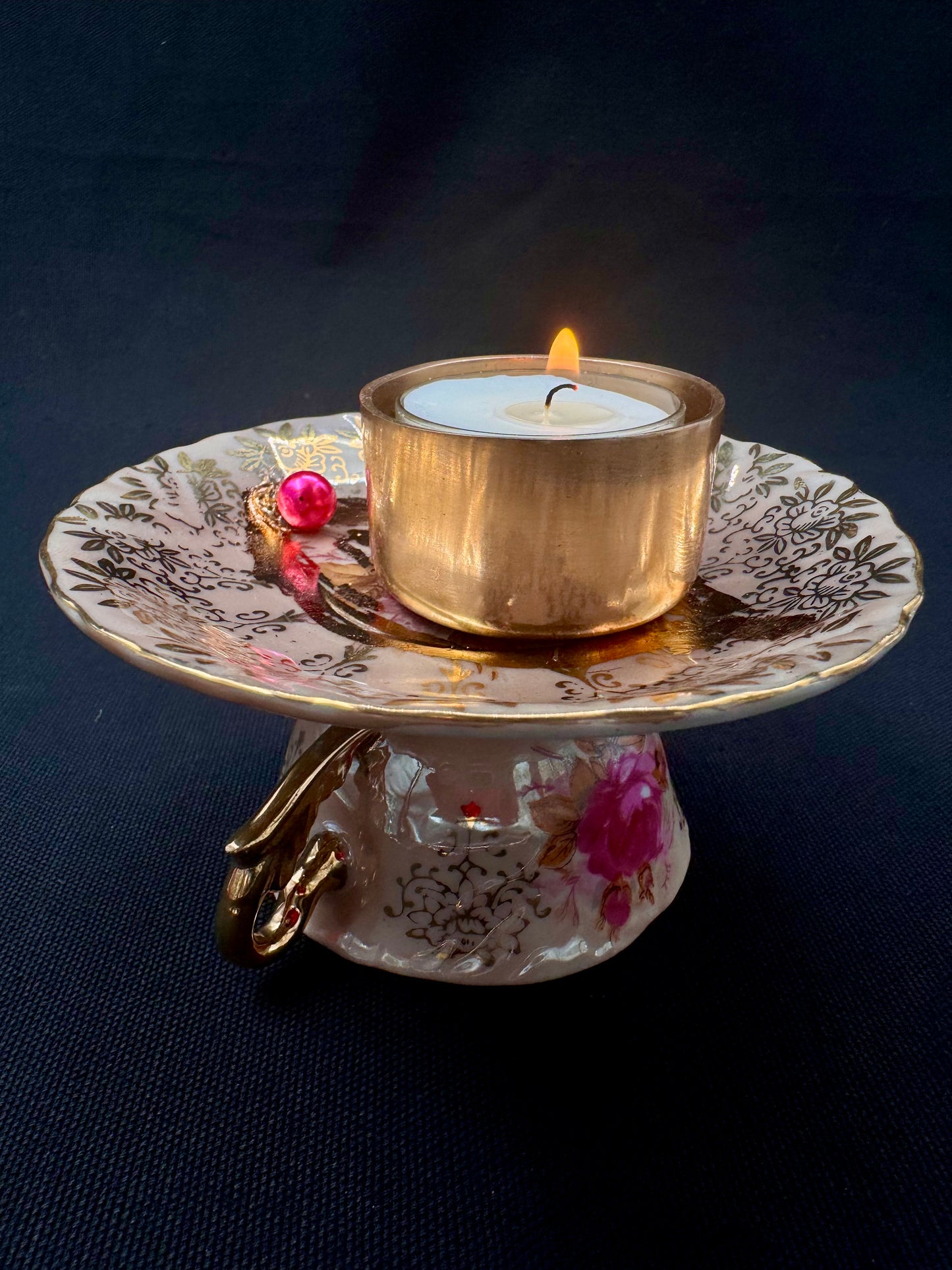 Vulvakunst med fot - rosemaling og brunlig fat og cerise rosa perle