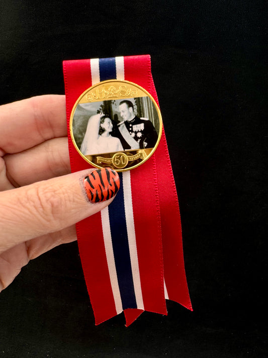 Vintage 17 Mai sløyfe - samlermynt brudebilde Kong Harald & Dronning Sonja