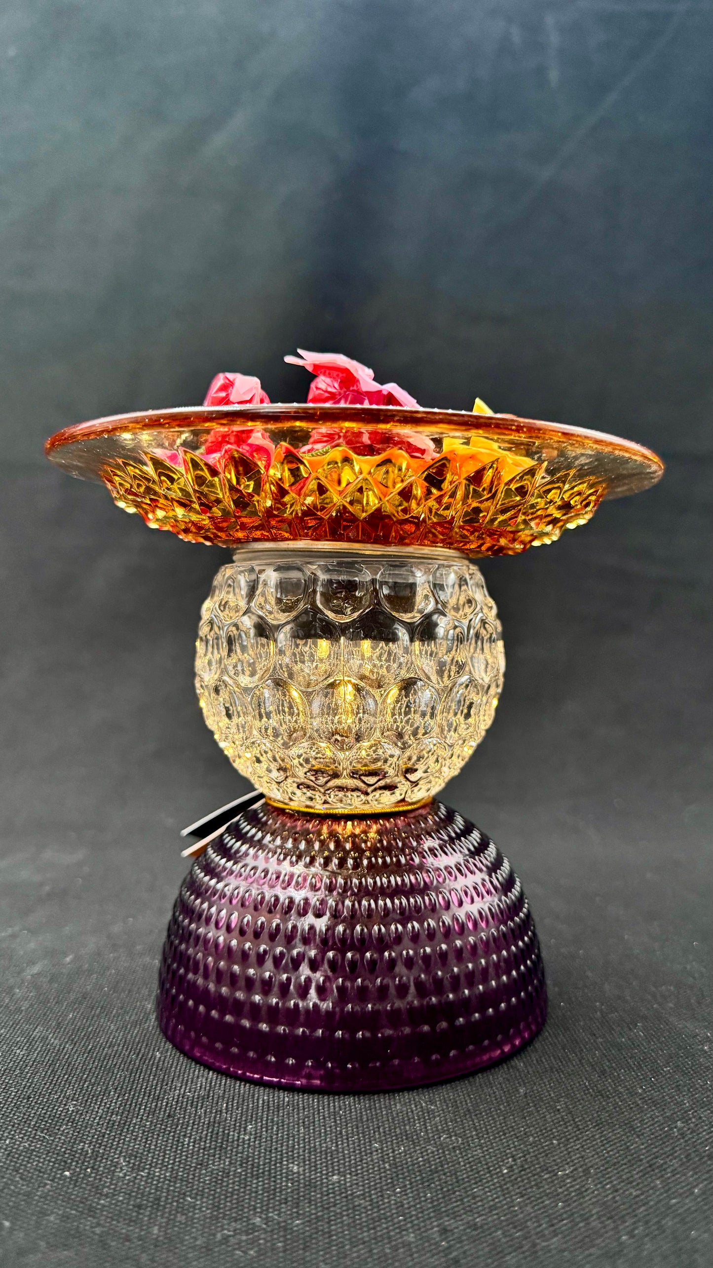 Mini Solcellelampe med lilla fot og glassfat med gullkant