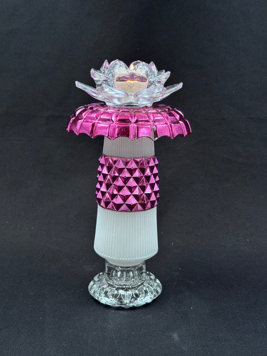 Vintage lysestake i rosegull med glassklar blomst på toppen